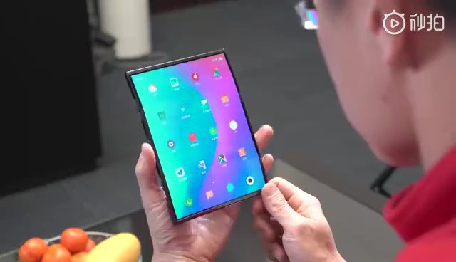 Smartphone màn hình gập của Xiaomi bất ngờ lộ diện với thiết kế độc đáo, có thể gập lại từ cả bên trái và phải - Ảnh 1.