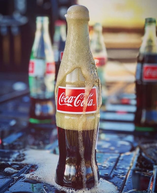 Vì sao Coca-cola đáng chai thủy tinh lại có vị ngon hơn chai nhựa? - Ảnh 1.