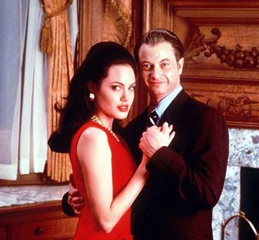 Angelina Jolie - Phượng hoàng tái sinh từ tro tàn sau cuộc hôn nhân đổ vỡ với Brad Pitt - Ảnh 1.