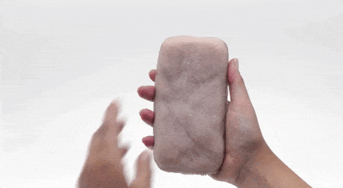 Đây là ốp điện thoại bằng da nhân tạo có thể nhận diện bàn tay người dùng, cù lét còn biết tạo hình mặt cười - Ảnh 1.