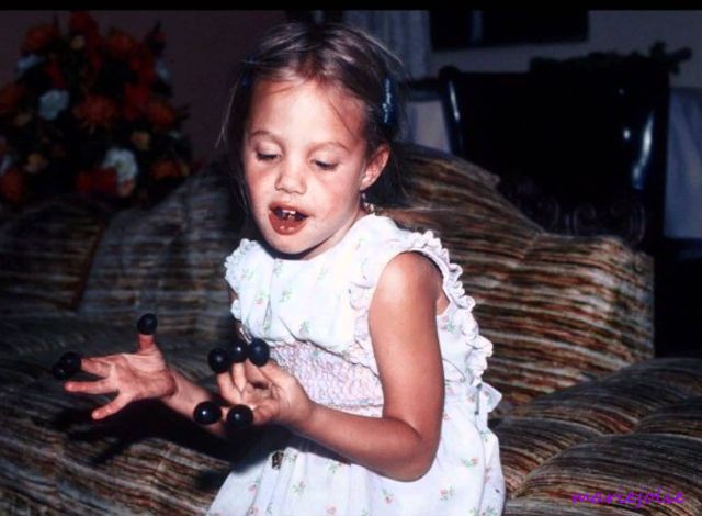 Angelina Jolie: Tuổi thơ cơ hàn tạo nên nữ diễn viên đẹp và quyền lực nhất hành tinh - Ảnh 3.