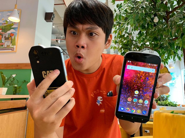 Cộng đồng YouTuber Việt phát cuồng vì chiếc điện thoại “ngửi” được chất độc hại CAT Phone! - Ảnh 3.