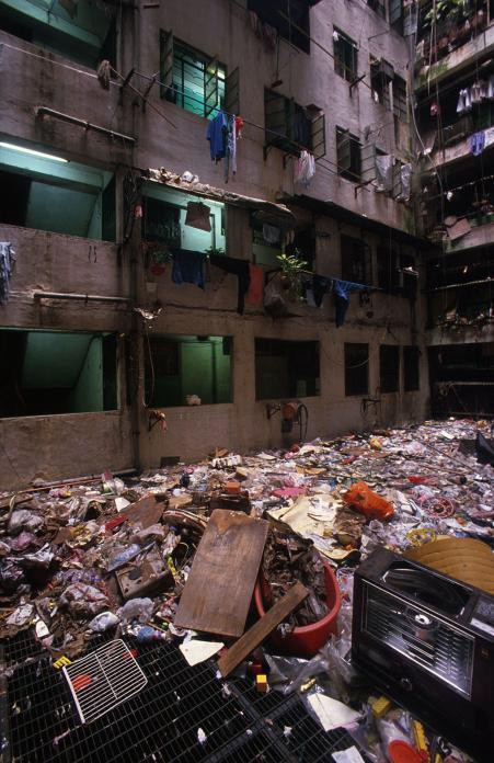 Cửu Long Thành Trại ở Hong Kong: Nơi đầy rẫy tội phạm, tệ nạn nhưng lại là mái ấm tình thương cho người già và trẻ em - Ảnh 4.