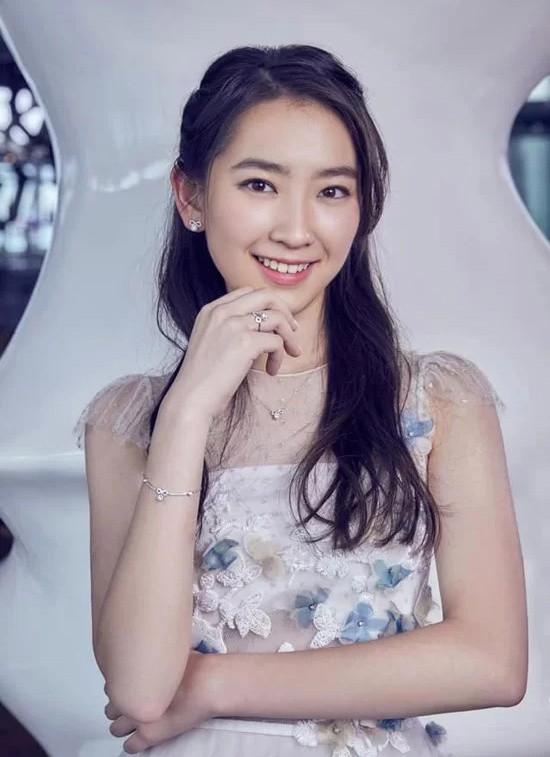 Gương mặt xinh đẹp tựa nữ thần của con gái diễn viên Bao Thanh Thiên - Ảnh 2.