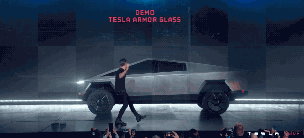 Đang kiểm tra độ cứng của Armor Glass của Cybertruck, Tesla đã gặp sự cố đáng xấu hổ ngay trên sân khấu - Ảnh 2.