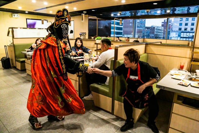 Chuỗi nhà hàng lẩu Trung Quốc tận tình phục vụ thực khách cô đơn bằng robot, làm móng miễn phí, mì nhảy và thú bông - Ảnh 29.