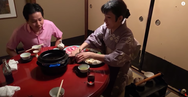 Youtuber du lịch nổi tiếng Khoa Pug ăn mưa gạch, bị mắng là rẻ tiền sau khi đăng tải video đi ăn quán Nhật - Ảnh 3.