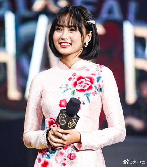 LMHT - MC Minh Nghi lại được báo chí Trung Quốc ca ngợi: Cô nàng trông thật gợi cảm và dễ thương với mái tóc ngắn - Ảnh 4.