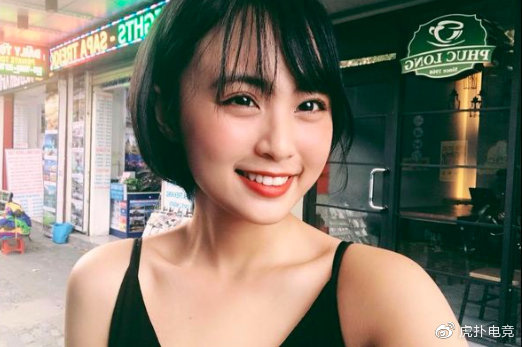 LMHT - MC Minh Nghi lại được báo chí Trung Quốc ca ngợi: Cô nàng trông thật gợi cảm và dễ thương với mái tóc ngắn - Ảnh 9.