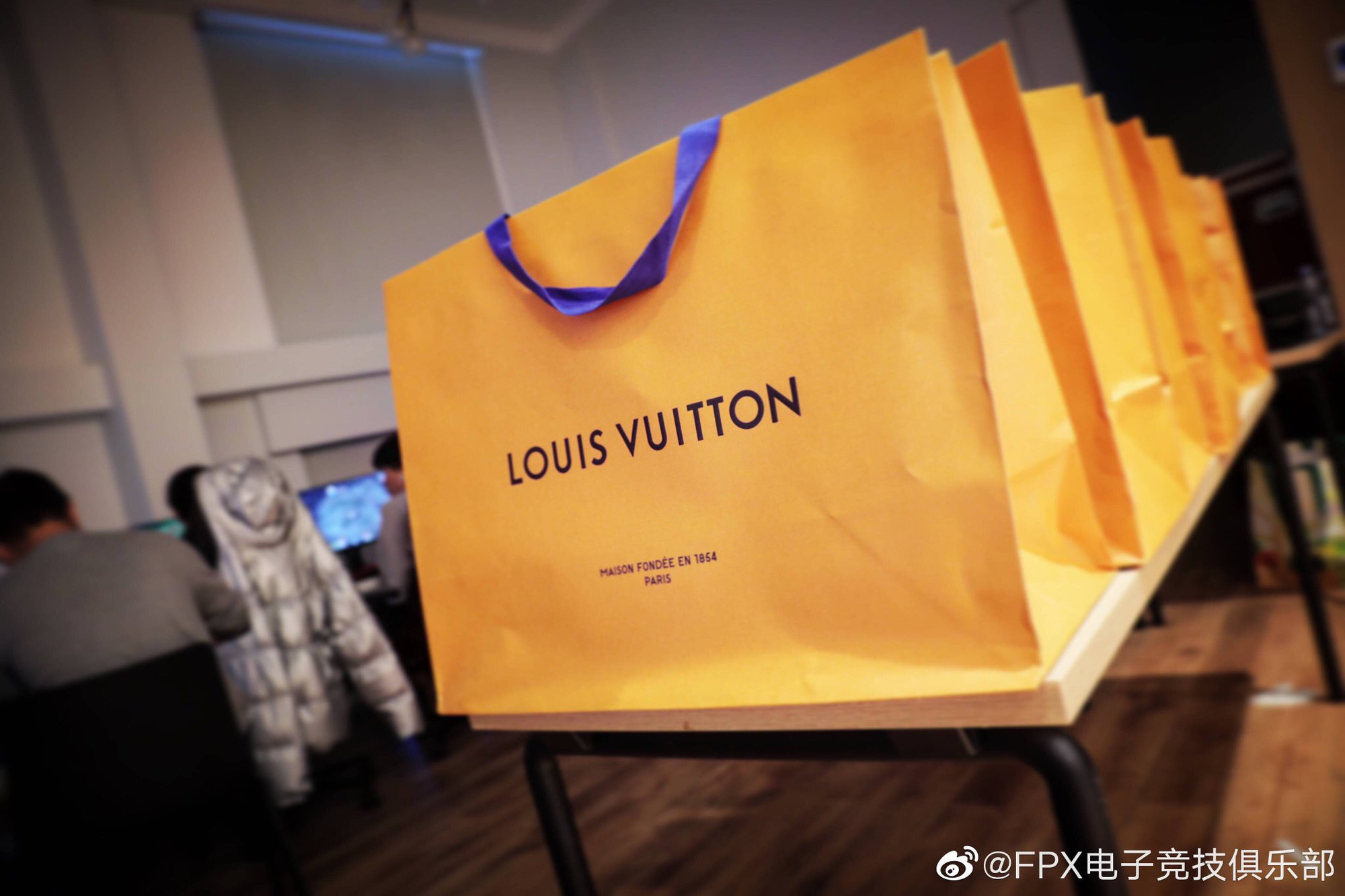 Cập nhật hơn 84 về louis vuitton paper bag mới nhất - cdgdbentre.edu.vn