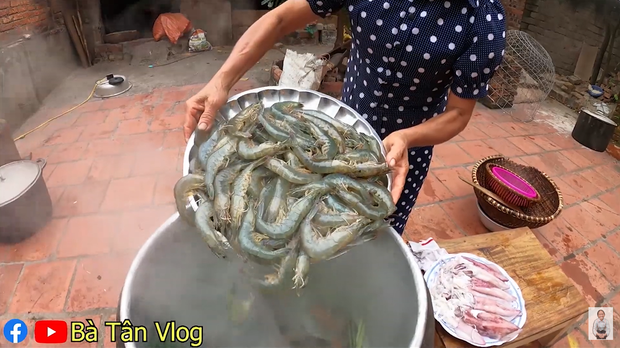 Bà Tân Vlog lại khiến dân mạng hoang mang khi sáng chế ra món ăn mới: Cơm hải sản = cơm trắng + đặt hải sản lên trên - Ảnh 4.