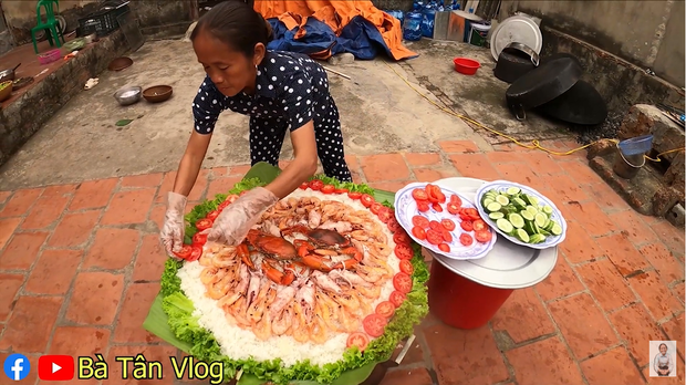 Bà Tân Vlog lại khiến dân mạng hoang mang khi sáng chế ra món ăn mới: Cơm hải sản = cơm trắng + đặt hải sản lên trên - Ảnh 7.