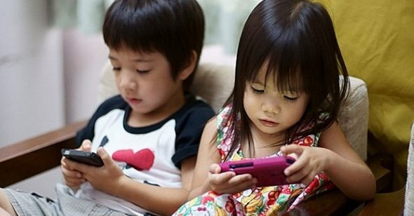 Nghiện smartphone đang trở thành một căn bệnh thực sự, cứ 4 trẻ lại có 1 dính - Ảnh 1.