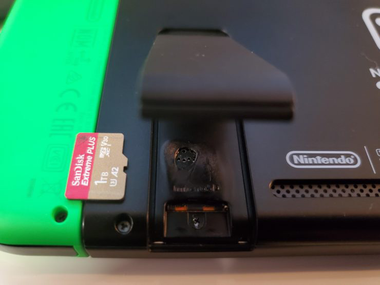 Mua thẻ nhớ 10 triệu gắn vào máy, Nintendo Switch bốc cháy đen xì