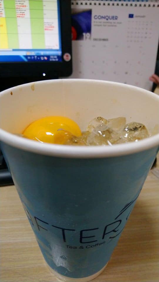 Gọi ship thử cà phê trứng uống chơi cho vui, khách ngỡ ngàng nhận về cà phê với trứng sống như thật - Ảnh 3.