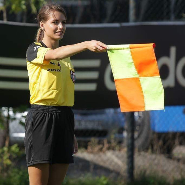 Nữ trọng tài quyến rũ nhất thế giới: Đã xinh đẹp lại sở hữu body nóng bỏng, khiến cánh cầu thủ không thể tập trung - Ảnh 2.