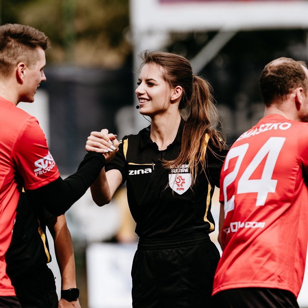 Nữ trọng tài quyến rũ nhất thế giới: Đã xinh đẹp lại sở hữu body nóng bỏng, khiến cánh cầu thủ không thể tập trung - Ảnh 3.