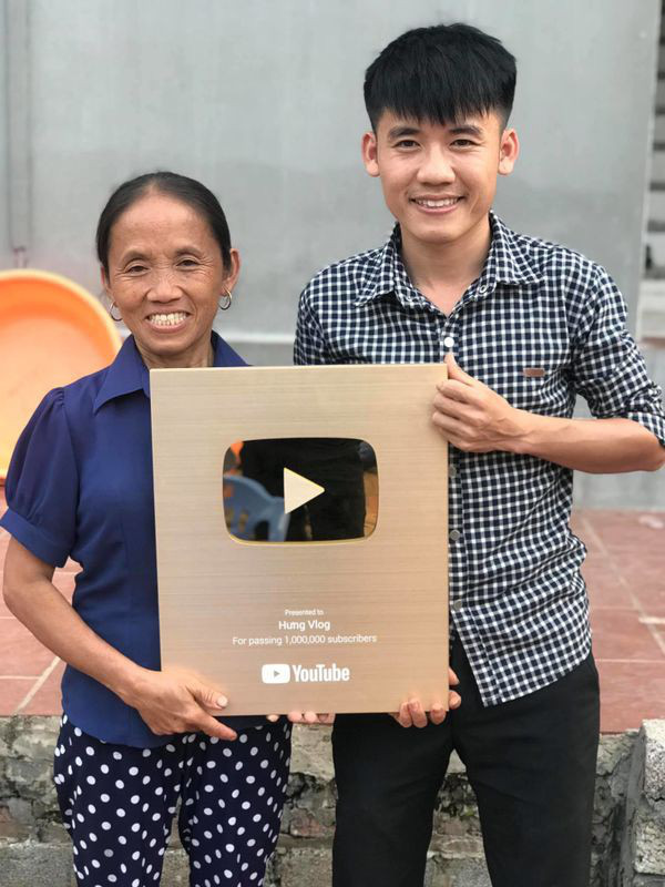 Liên tục xuất hiện trong clip troll mẹ của Hưng Vlog, bà Tân Vlog lại bị cộng đồng mạng chỉ trích giả tạo, diễn lố - Ảnh 2.