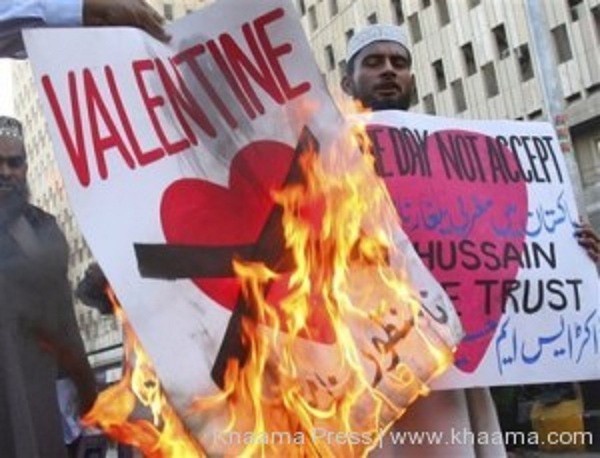Học tập các thanh niên Nhật, đại học tại Pakistan phản đối Valentine bằng cách đổi thành ngày Tình chị em - Ảnh 3.