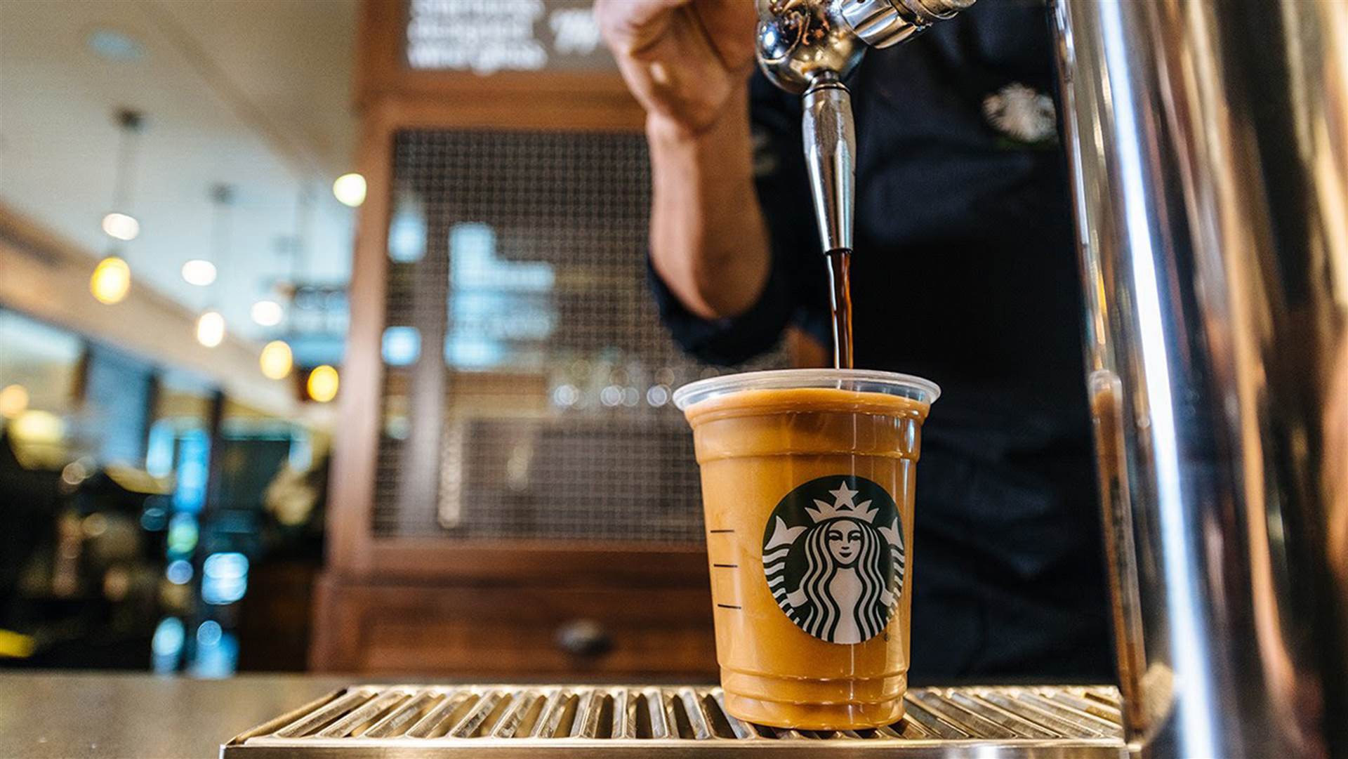 Phép màu nào đưa Starbucks từ một cửa hàng rang cafe thành chuỗi thương hiệu trị giá trăm tỉ đô? - Ảnh 1.