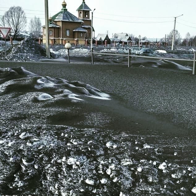 Hiện tượng kỳ lạ: Tuyết có màu đen rơi ở Siberia - Ảnh 2.