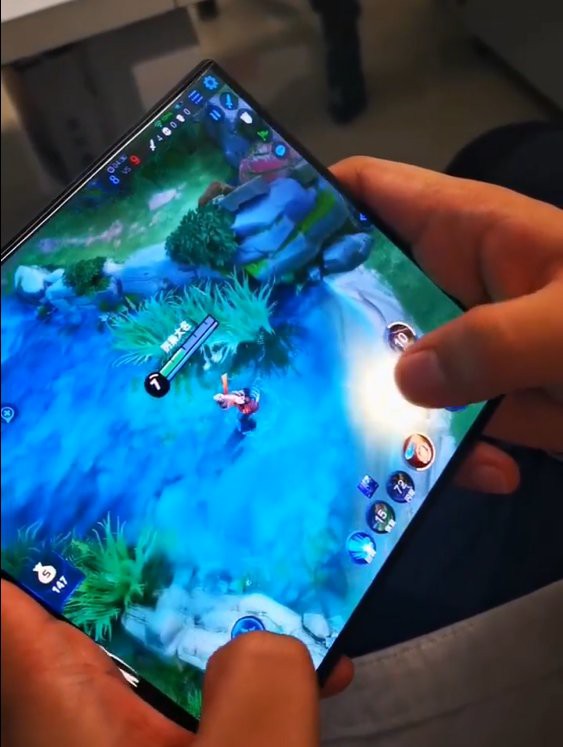Xem Huawei Mate X trổ tài biến hình từ smartphone sang tablet ngay khi đang chơi game King of Glory - Ảnh 1.
