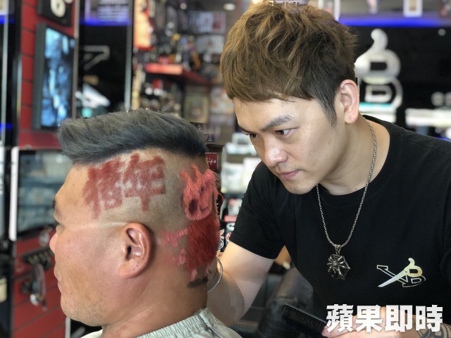 Khám phá tiệm cắt tóc chất chơi nhất Sài Gòn của những chàng barber xăm  trổ đầy mình