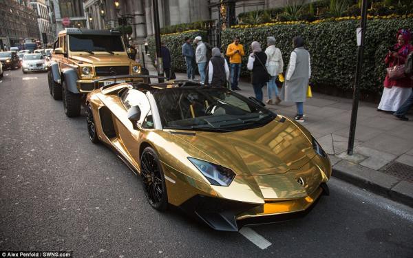 Cận cảnh Lamborghini Aventador độ vàng của đại gia Qatar
