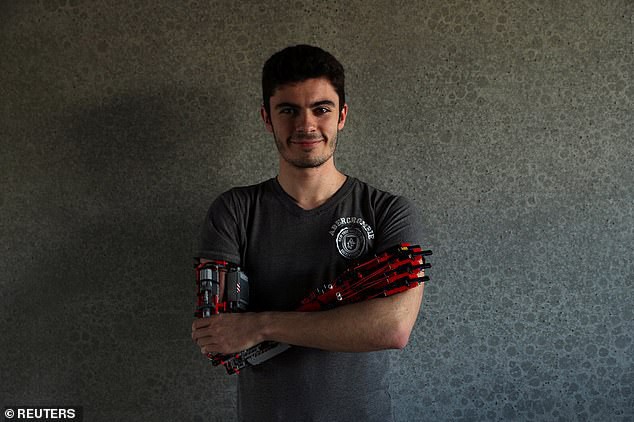 Bị khuyết tật bẩm sinh, anh chàng 19 tuổi tự làm cho mình cánh tay robot từ Lego, cầm nắm được như chi thật - Ảnh 1.