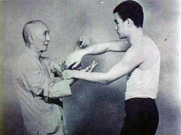 Đoạn phim hiếm hoi ghi lại quá trình tập luyện của Lý Tiểu Long với sư phụ của anh, đại võ sư Diệp Vấn - Ảnh 1.