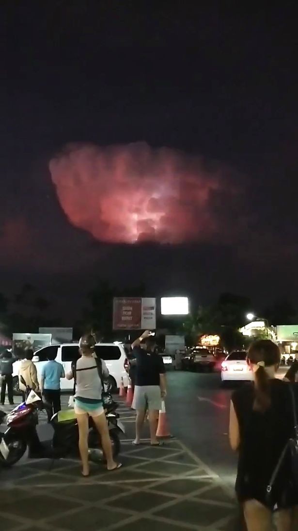 Vật thể lạ bí ẩn như UFO bay giữa đám mây sấm sét đỏ rực ở Thái Lan - Ảnh 2.