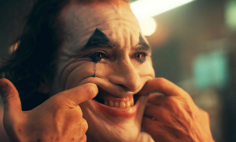 Joaquin Phoenix thực sự đã khiến nhân vật Joker trở nên khác biệt và gây ấn tượng mạnh với khán giả. Hãy xem ảnh hề khóc của anh ta trong phim để hiểu thêm về cảm xúc phức tạp của nhân vật này.