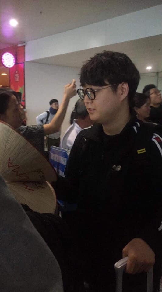 LMHT: SKT đã đến sân bay Nội Bài, Faker bẽn lẽn trước sự cuồng nhiệt của fan hâm mộ Việt - Ảnh 10.
