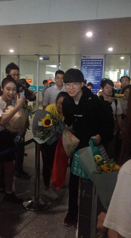 LMHT: SKT đã đến sân bay Nội Bài, Faker bẽn lẽn trước sự cuồng nhiệt của fan hâm mộ Việt - Ảnh 11.