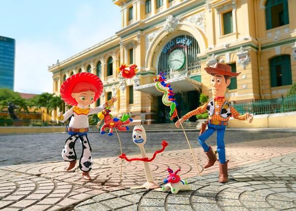 Toy Story 4: Nhân dịp Forky bỏ trốn sang Việt Nam, hội bạn Woody mê mẩn trò chơi dân gian chẳng muốn về - Ảnh 4.