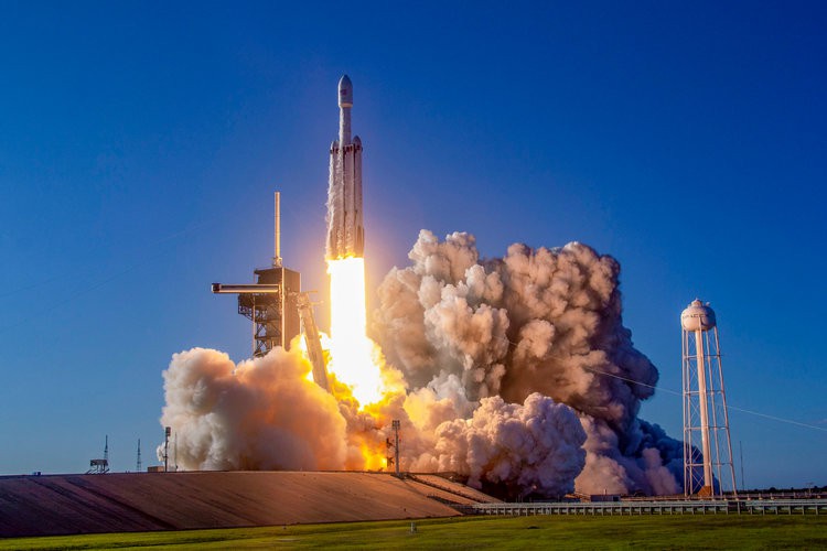 El multimillonario Elon Musk realizará la prueba de lanzamiento del cohete Falcon Heavy más difícil de la historia, transmitida en vivo por YouTube.