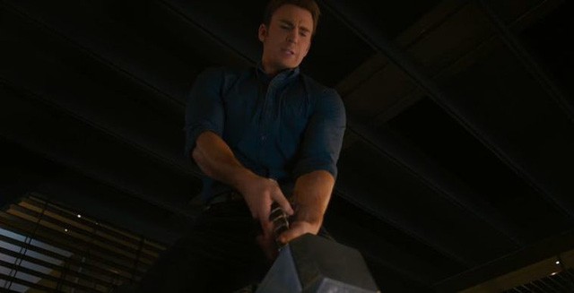 Fan Marvel tranh cãi dữ dội về việc Vision không xứng đáng nhấc búa thần Mjolnir bằng Captain America - Ảnh 1.