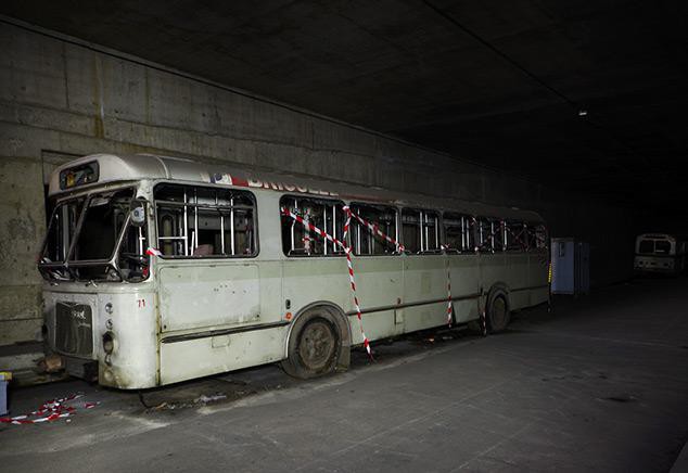 Chuyến xe buýt ma là một câu chuyện huyền bí và đầy thú vị trong văn học. Hãy xem hình ảnh của những chiếc xe buýt buồn bã và u ám, trong những con đường quen thuộc nhưng lại trở nên lạ lẫm. Cùng nhau khám phá những bí ẩn kỳ lạ mà chuyến xe buýt này mang đến.
