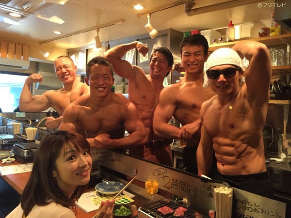 Thăm nhà hàng thịt nướng lực điền số 1 Nhật Bản, đến ăn được trai đẹp 6 múi phục vụ tận mồm - Ảnh 1.