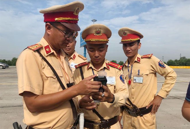 Cận cảnh chiếc camera đeo cổ cảnh sát giao thông Việt Nam - Ảnh 2.