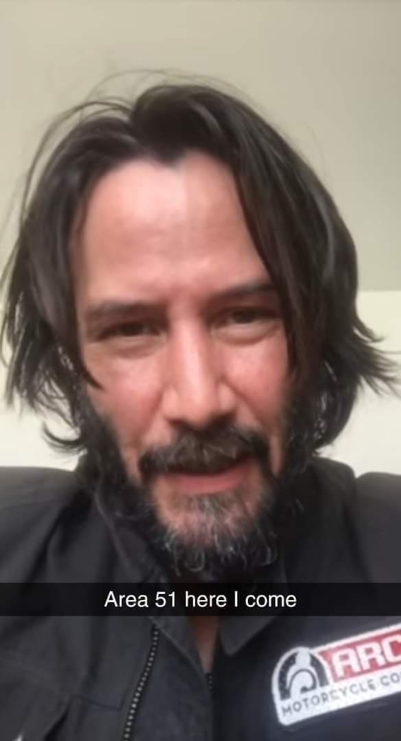 Keanu Reeves thực hiện kiểu chạy Naruto run đến khu vực 51 để xem người ngoài hành tinh - Ảnh 1.