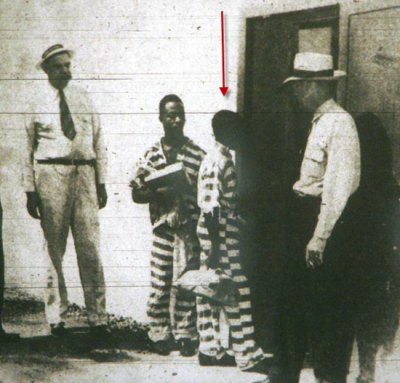 Tử tù trẻ nhất thế giới bị hành hình trên ghế điện: Bị kết án giết người chóng vánh sau 10 phút luận tội, 70 năm sau mới được minh oan - Ảnh 2.