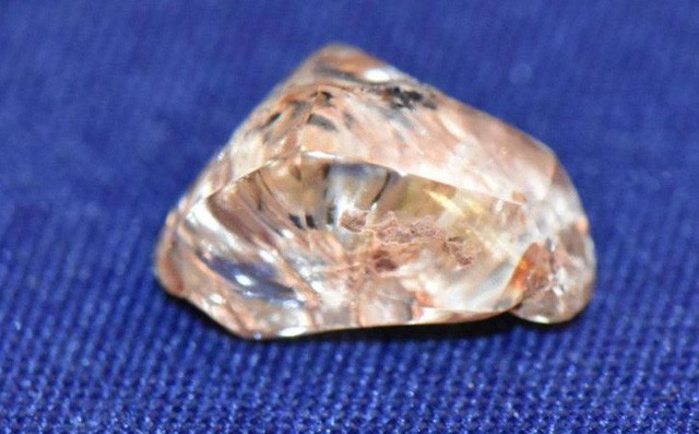 Người phụ nữ tìm thấy viên kim cương màu vàng 3,72 carat khi đang xem video trên YouTube về... cách tìm kim cương - Ảnh 1.
