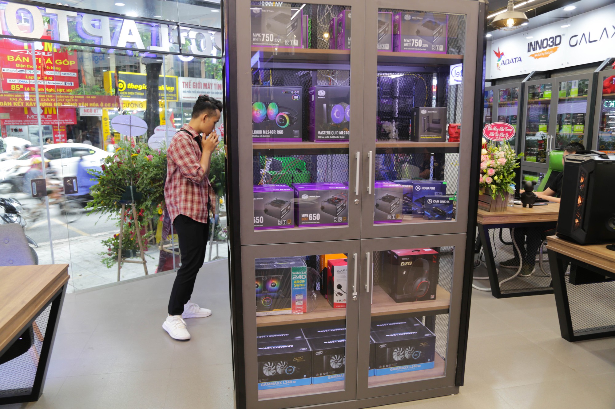 Tới Thăm Showroom Tuyệt Đẹp Tnc Store Mới Khai Trương: Toàn Máy Tính Khủng  Cho Game Thủ Chiến Tưng Bừng