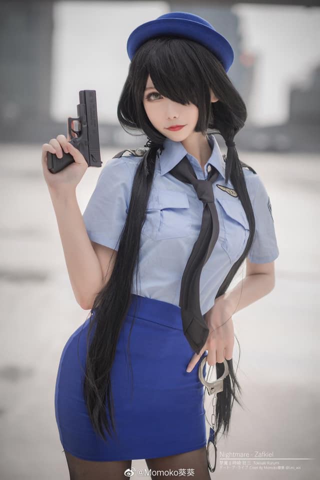 Phong cách cosplay của nữ cảnh sát quyến rũ với chi tiết đầy tinh tế chắc chắn sẽ khiến bạn thích thú và ấn tượng. Bạn sẽ không muốn bỏ lỡ màn biểu diễn của cô nàng này trong bất kỳ sự kiện anime nào đấy.