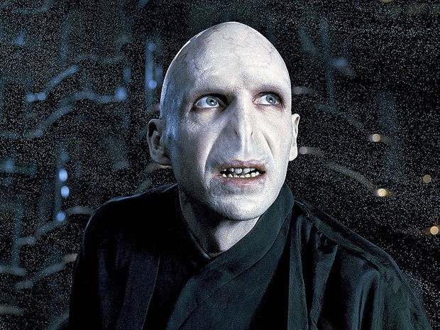 Không còn là Voldemort xấu ma chê quỷ hờn, Chúa tể hắc ám ngày nay lột xác đẹp trai hết phần thiên hạ - Ảnh 2.