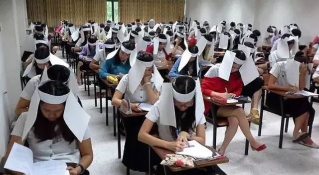 Thầy giáo Mexico chống quay cóp bằng cách để sinh viên đội nguyên cái thùng carton lên đầu khi làm bài thi - Ảnh 2.