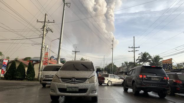 Núi lửa Taal ở Philippines phun cột tro bụi cao 15 km, nguy cơ động đất và sóng thần cận kề - Ảnh 2.
