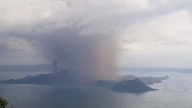 Núi lửa Taal ở Philippines phun cột tro bụi cao 15 km, nguy cơ động đất và sóng thần cận kề - Ảnh 1.