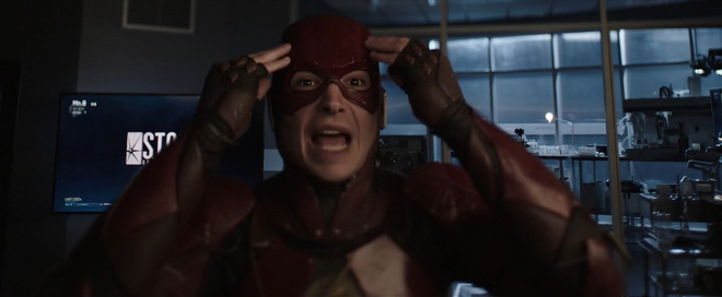 The Flash Ezra Miller bất ngờ xuất hiện trong Crisis on Infinite Earths, kết nối DCEU và Arrowverse - Ảnh 3.